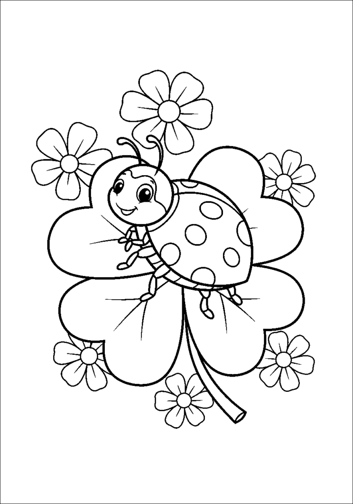 Marienkaefer auf einem Kleeblatt mit Blumen